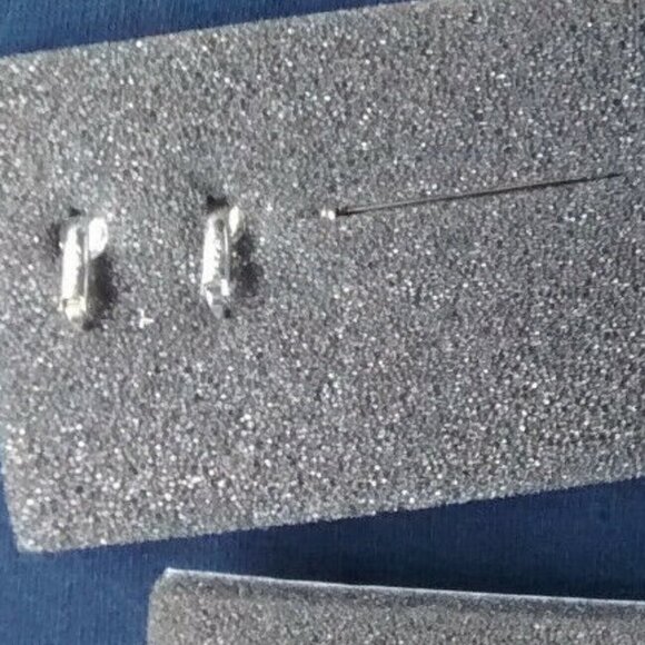 Avon Colorful Daisy Pin and Earring Giftset NWT - Picture 5 of 5